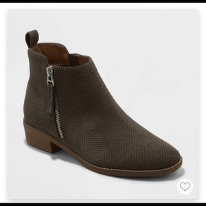 Universal threads gray ankle boots. Size 8.5